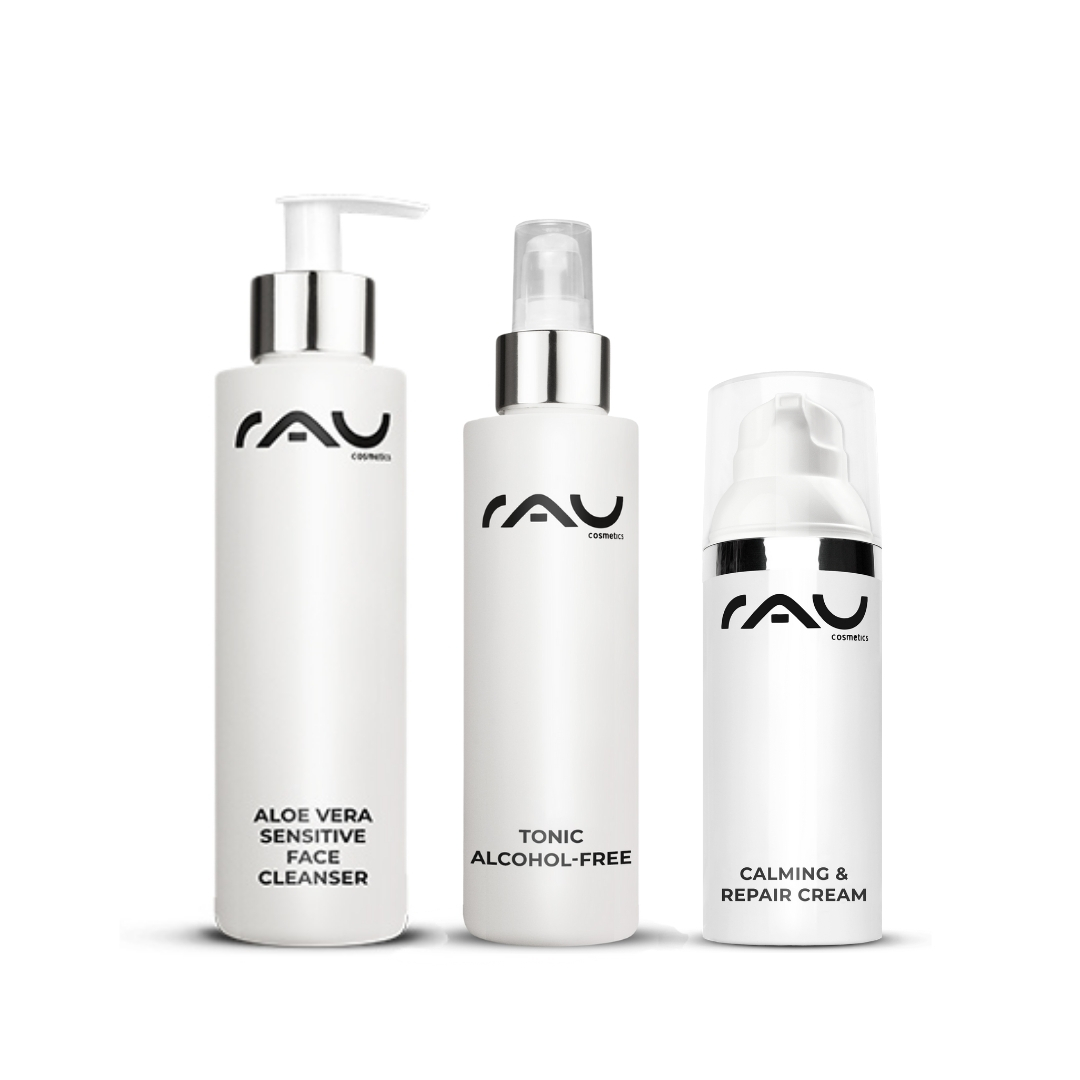 敏感肌肤的基本护理程序 Drei Pflegeprodukte von RAU Cosmetics für sensible Haut: Aloe Vera Sensitive Face Cleanser, alkoholfreies Tonic und Calming & Repair Cream, in eleganten weißen Flaschen mit klaren Beschriftungen.