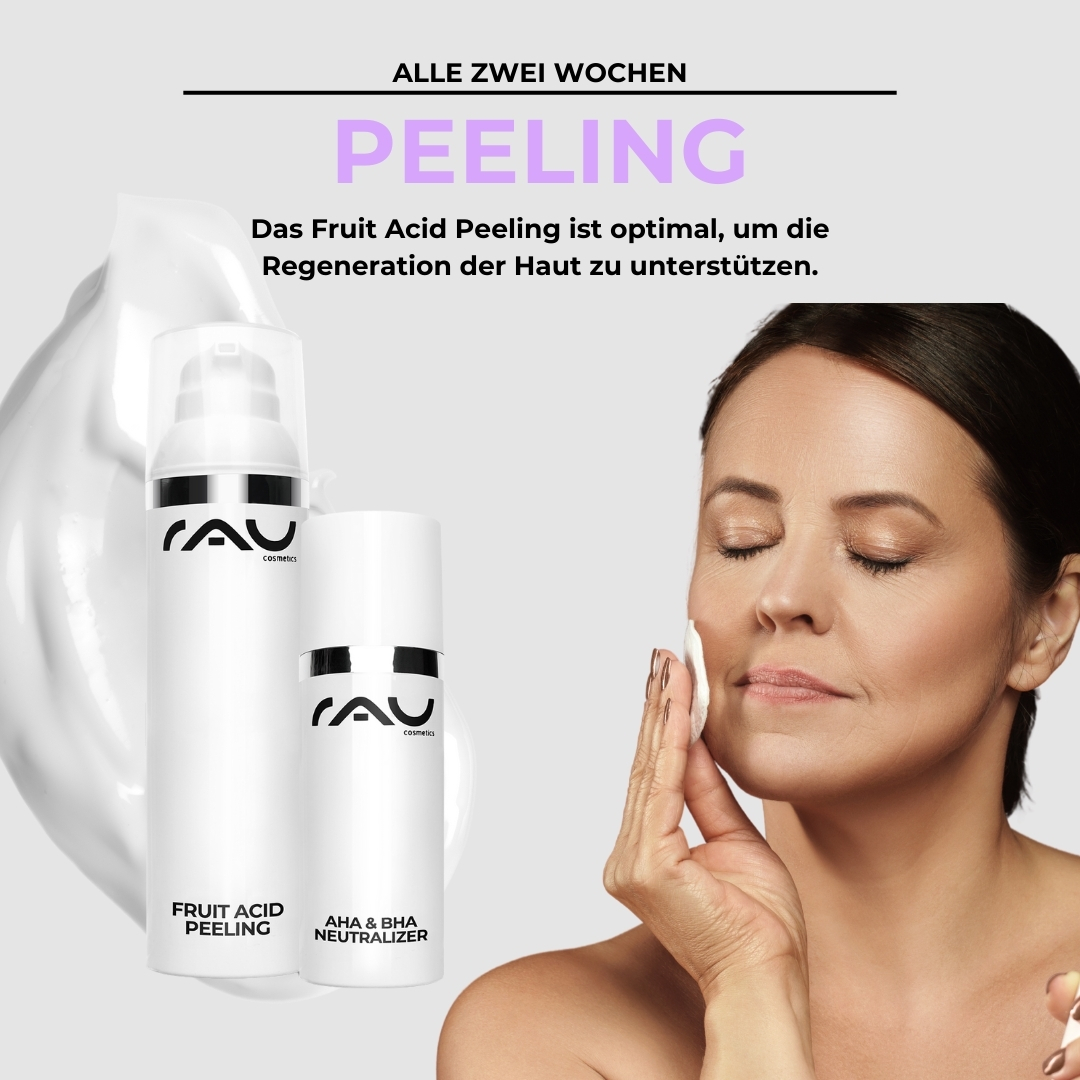 成熟肌肤的专业护理程序 Frau mit reifer Haut, die sanft das AHA & BHA Neutralizer aufträgt, um die Hautregeneration zu unterstützen, neben den Produkten "Fruit Acid Peeling" und "AHA & BHA Neutralizer" von RAU Cosmetics.