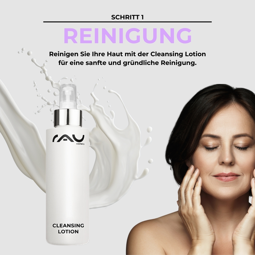 成熟肌肤的专业护理程序 Eine Flasche Reinigungslotion von RAU Cosmetics, die eine Frau sanft auf ihr Gesicht aufträgt. Der Schwerpunkt liegt dabei auf der Hautpflege für reife Haut im Rahmen einer Anti-Aging-Routine.