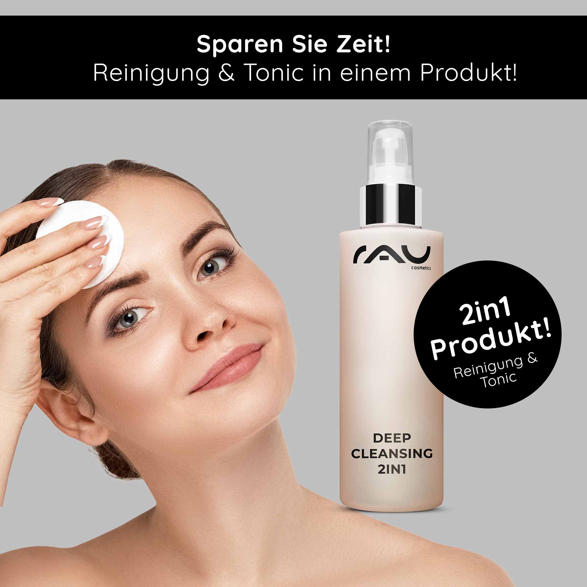 深层清洁二合一爽肤水 200 毫升 二合一爽肤水 Frau mit Wattepad, das Gesicht reinigend, neben Flasche von RAU Cosmetics Deep Cleansing 2in1, Betonung auf Reinigung und Tonic in einem Produkt.