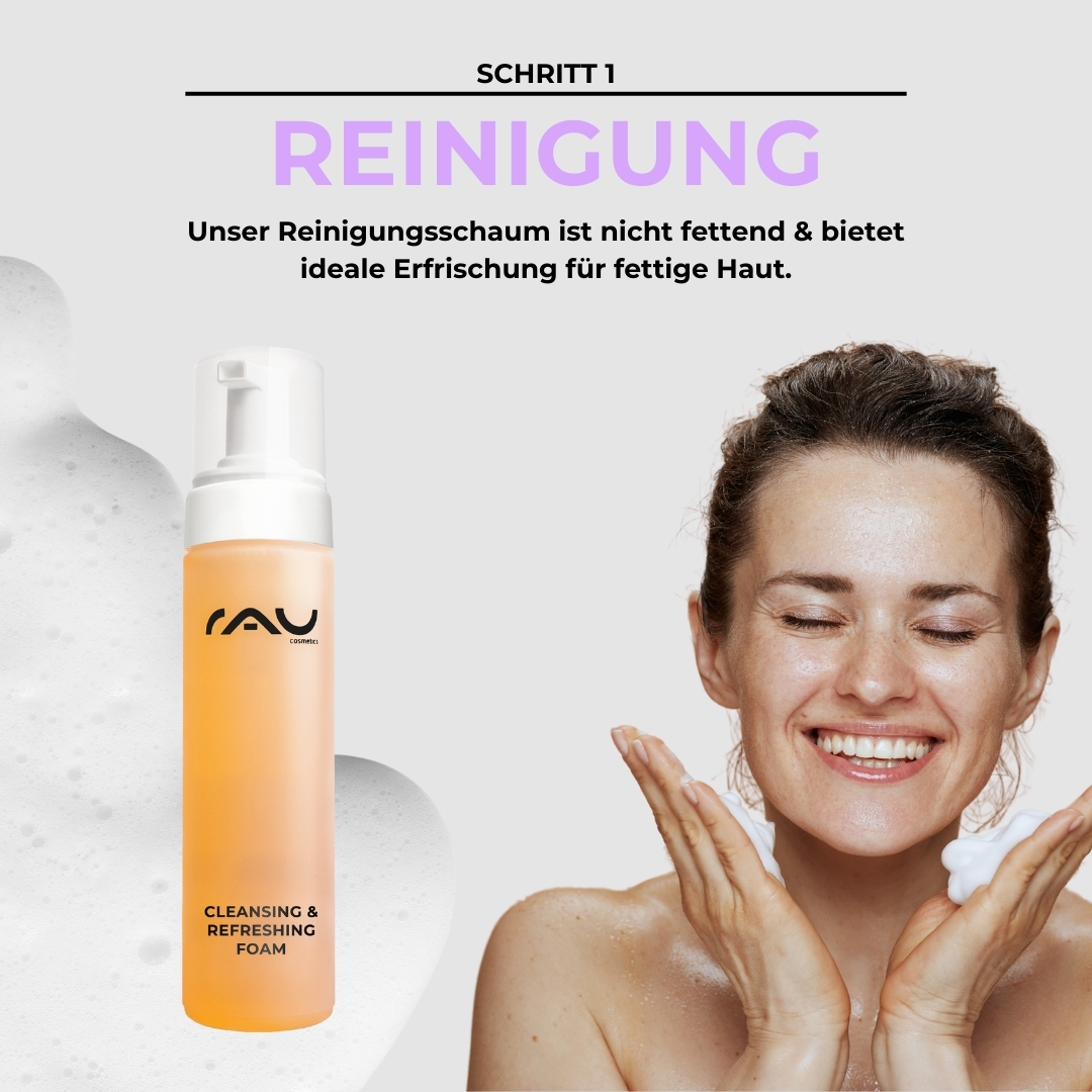 油性皮肤的高级护理程序 Reinigungsschaumflasche mit der Aufschrift „Cleansing & Refreshing Foam“ von RAU Cosmetics, lächelnde Frau, die Schaum auf ihr Gesicht aufträgt und dabei die Hautpflegeroutine für fettige Haut betont.