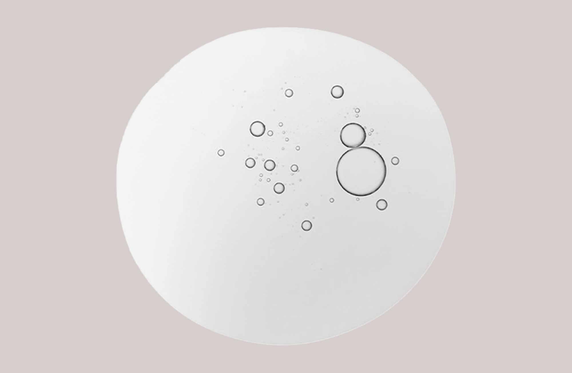 Runde, minimalistische Blasendesign-Illustration auf weißem Hintergrund, ideal für RAU Cosmetics Produkte.