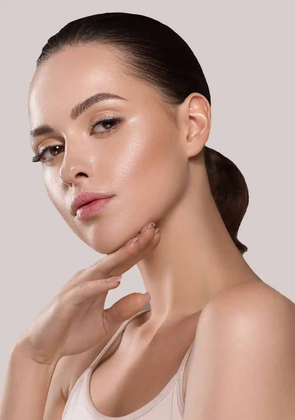 Bild einer weiblichen Model mit gepflegtem Teint, präsentiert RAU Cosmetics BB Cream Perfect Care Natural.