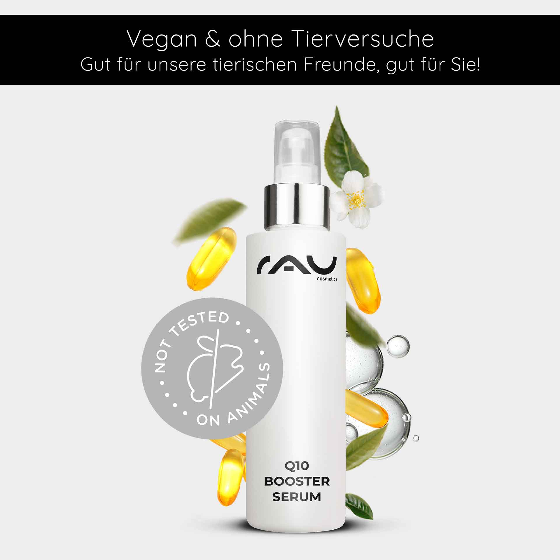 Q10 强化精华素 100 毫升 - 含透明质酸、Q10 和卵磷脂 Flasche des RAU Q10 Booster Serums mit veganem und tierversuchsfreien Hinweis, umgeben von Pflanzenextrakten und Kapseln, betont die feuchtigkeitsspendenden und anti-aging Eigenschaften für reife Haut.