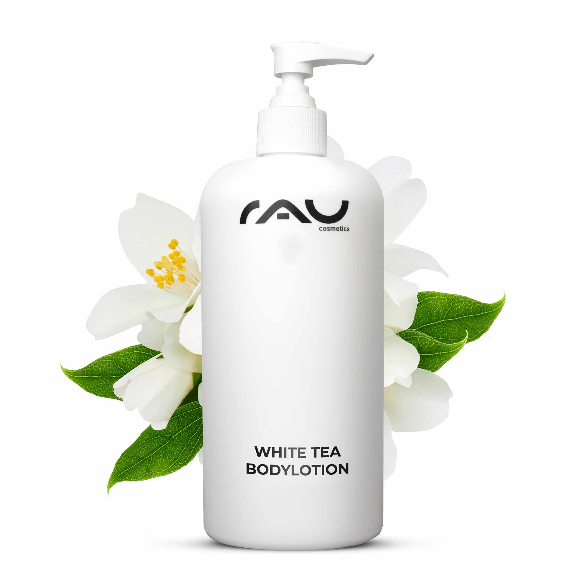 含透明质酸、白茶、尿素的 500 毫升干性皮肤润肤露 Weißes Teekörperlotion-Flasche von RAU Cosmetics mit Pumpe, umgeben von weißen Blüten und grünen Blättern, betont die Pflege für trockene Haut.
