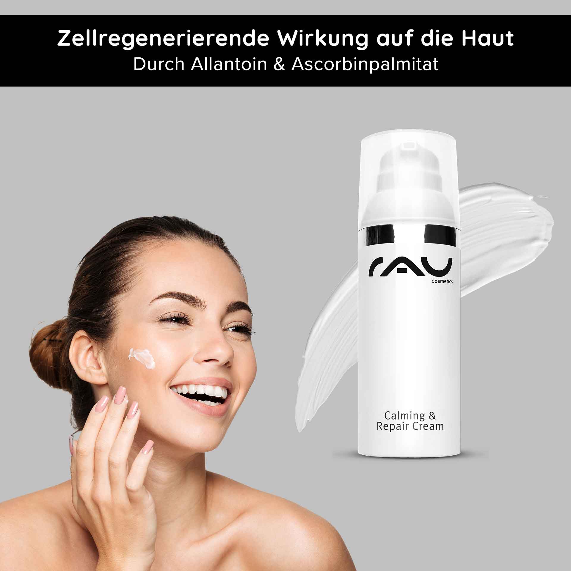 镇静修复霜 50 毫升 镇静肌肤 Frau mit strahlendem Lächeln, die RAU Calming & Repair Cream auf ihre Wange aufträgt, mit Produktverpackung und Creme auf grauem Hintergrund, betont beruhigende und regenerierende Hautpflege.