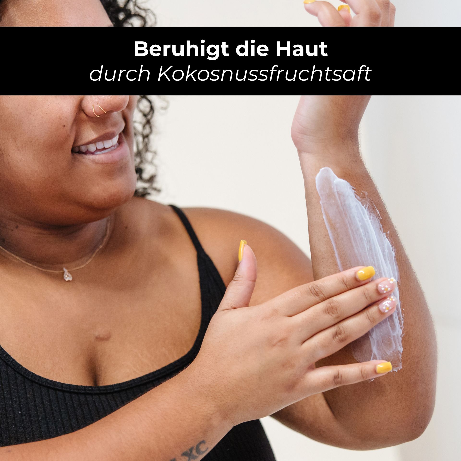 RAU Eternal Moist 潤膚露 500 ml - 密集保濕,柔軟肌膚  Frau mit lockigem Haar trägt RAU Eternal Moist Body Lotion auf ihren Arm auf, betont die beruhigende Wirkung durch Kokosnussfruchtsaft.