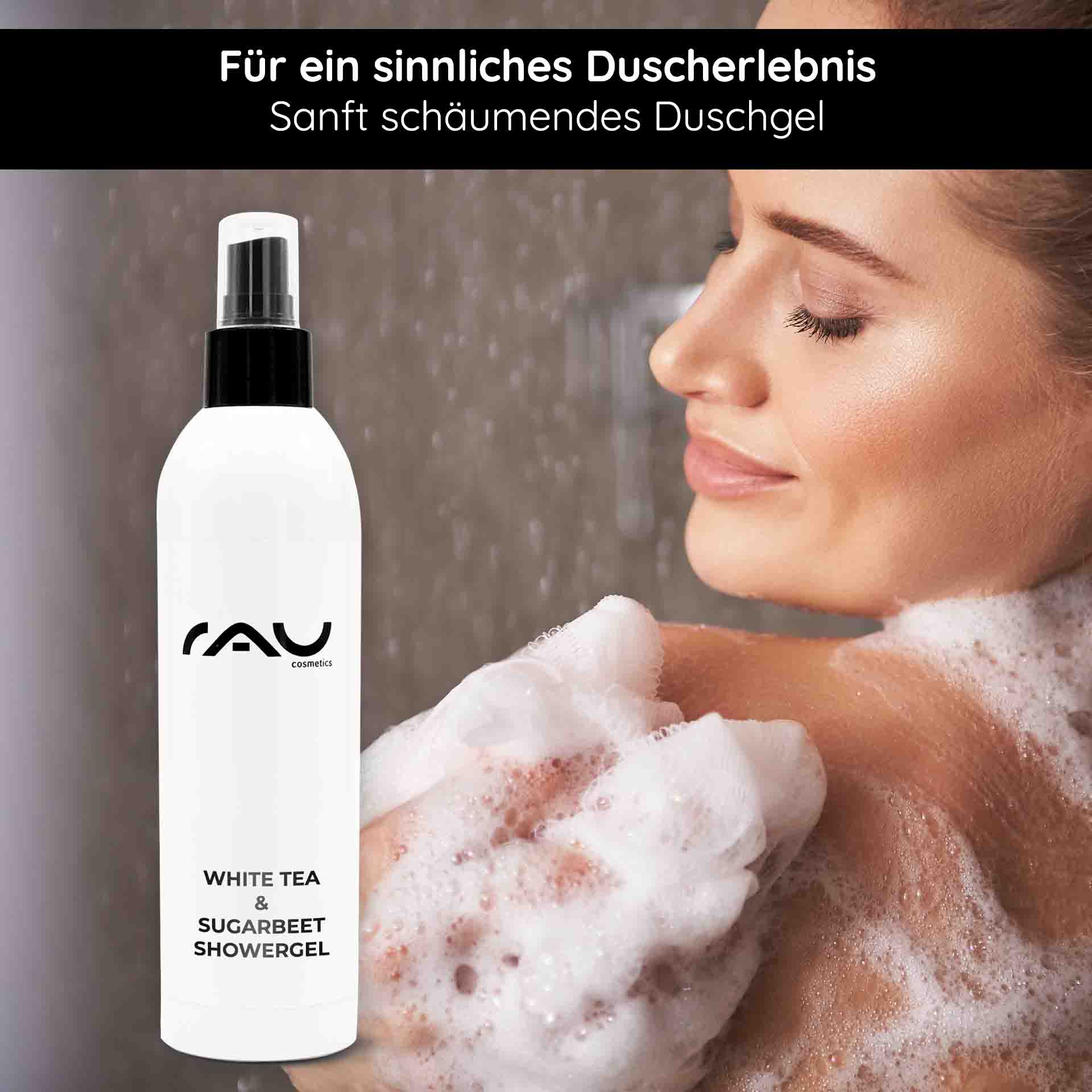 白茶甜菜沐浴露 500 毫升 沐浴露 Flasche mit RAU Cosmetics White Tea & Sugar Beet Showergel und schäumender Körperpflege, Frau mit schaumigem Duschhandschuh, frisches Duscherlebnis.