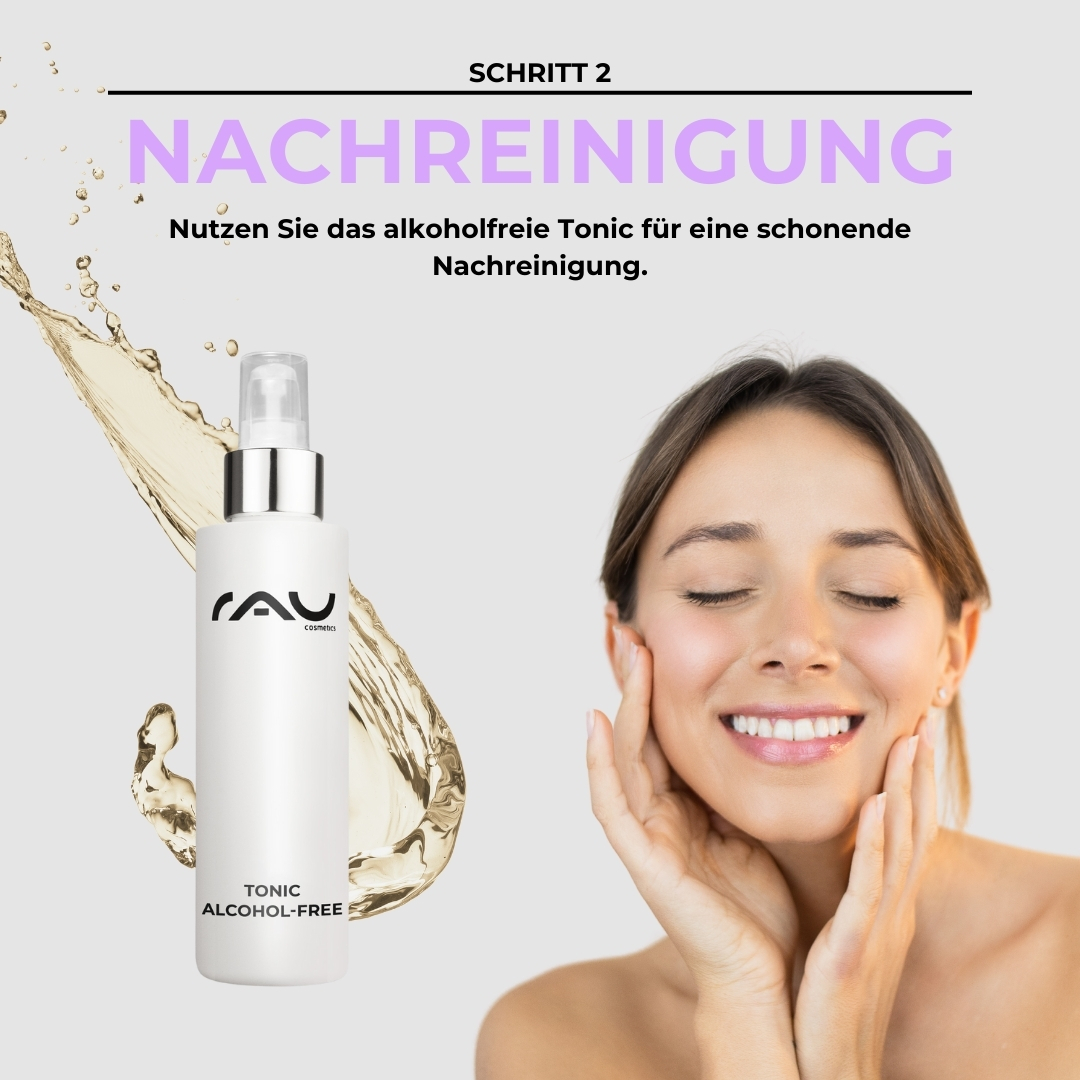 敏感肌肤的基本护理程序 Alkoholfreies Tonic von RAU Cosmetics für sensible Haut, Frau mit lächelndem Gesicht und sanfter Berührung der Wangen, Schritt 2 der Basis Pflegeroutine.