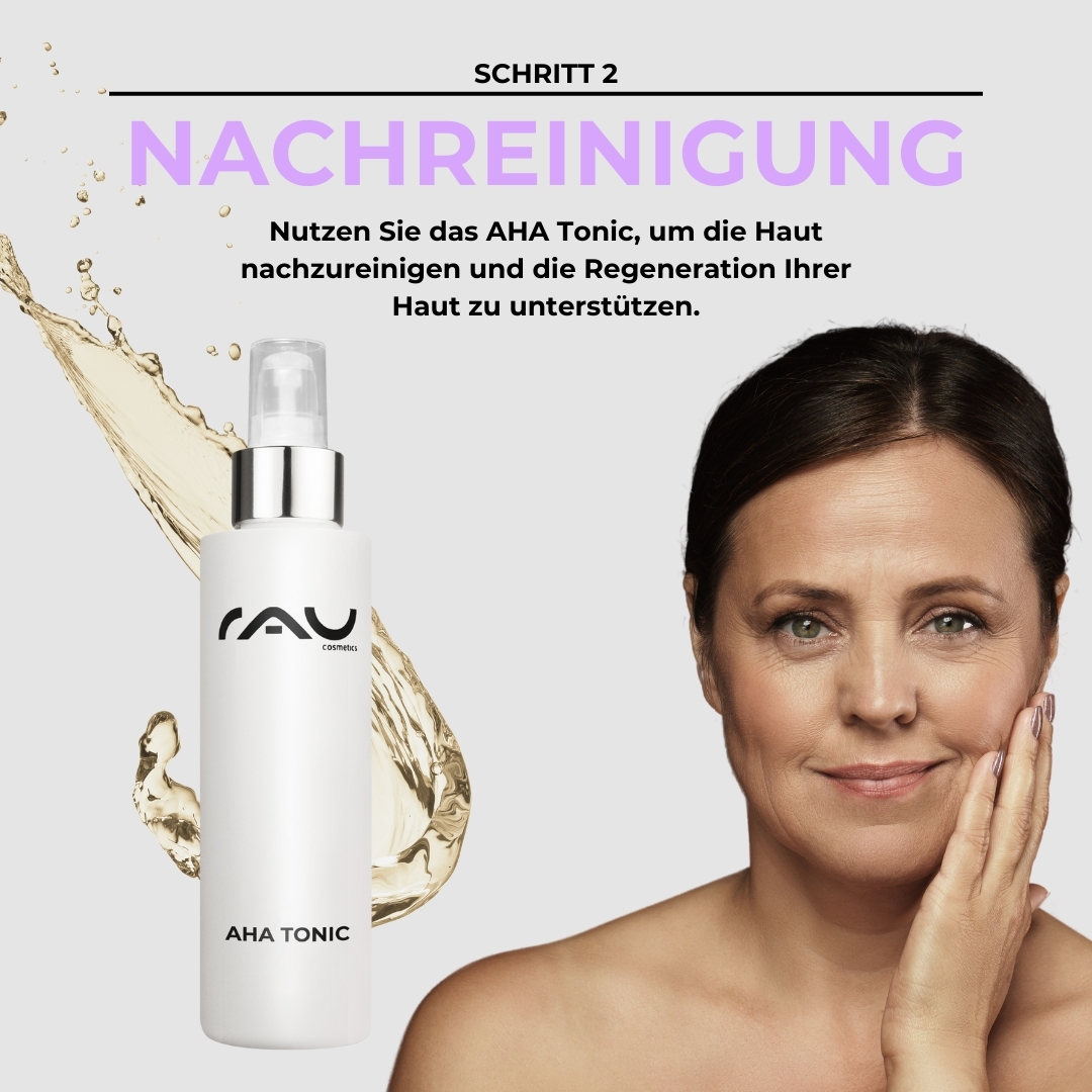 成熟肌肤的专业护理程序 AHA-Tonic-Flasche mit RAU Cosmetics-Branding, Frau berührt sanft ihr Gesicht und betont die Hautpflege für reife Haut, Schritt zwei der professionellen Hautpflegeroutine gegen Alterung.