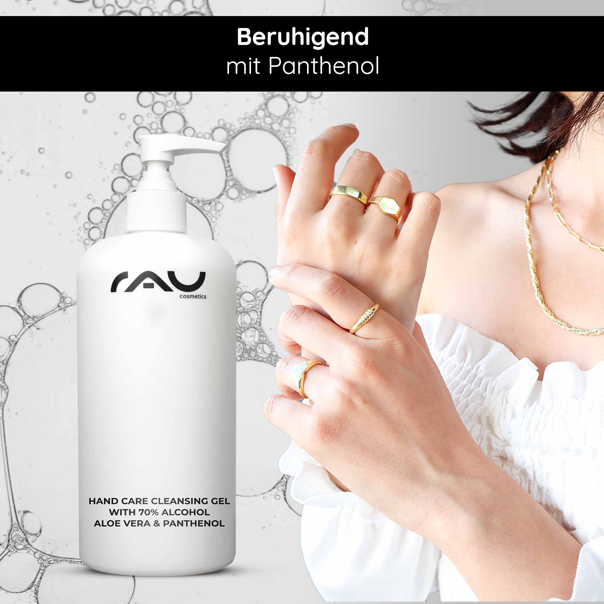 手部护理清洁凝胶 500 毫升 消毒与护理 Flasche des RAU Cosmetics Hand Care Reinigungsgels mit 70 % Alkohol, Aloe Vera und Panthenol, daneben eine mit Ringen geschmückte Frauenhand, die die Hautpflege und Desinfektion betont.