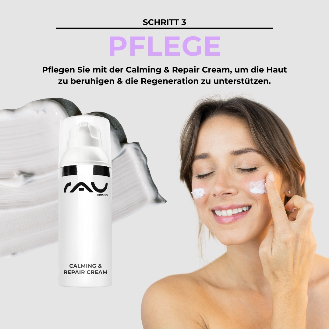 敏感肌肤的基本护理程序 Frau mit lächelndem Gesicht, die die RAU Calming & Repair Cream auf ihre Wangen aufträgt, um sensible Haut zu beruhigen und zu regenerieren, Schritt 3 der Basis Pflegeroutine für sensible Haut.