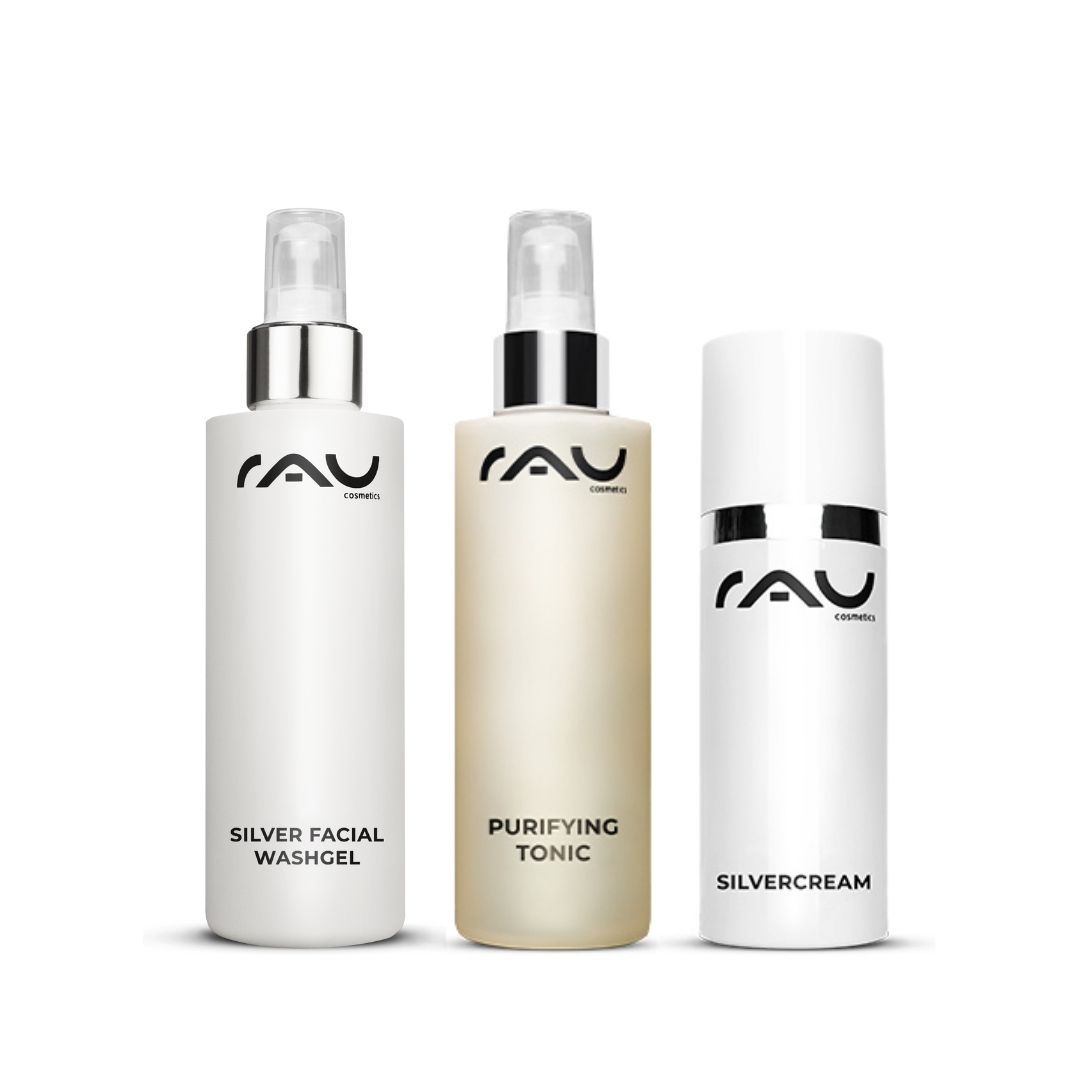 不纯净油性皮肤的基本护理程序 Das Hautpflegeset von RAU Cosmetics mit Silver Facial Washgel, Purifying Tonic und Silvercream wurde für fettige und zu Akne neigende Haut entwickelt und legt den Schwerpunkt auf antimikrobielle Eigenschaften und eine effektive Reinigung.