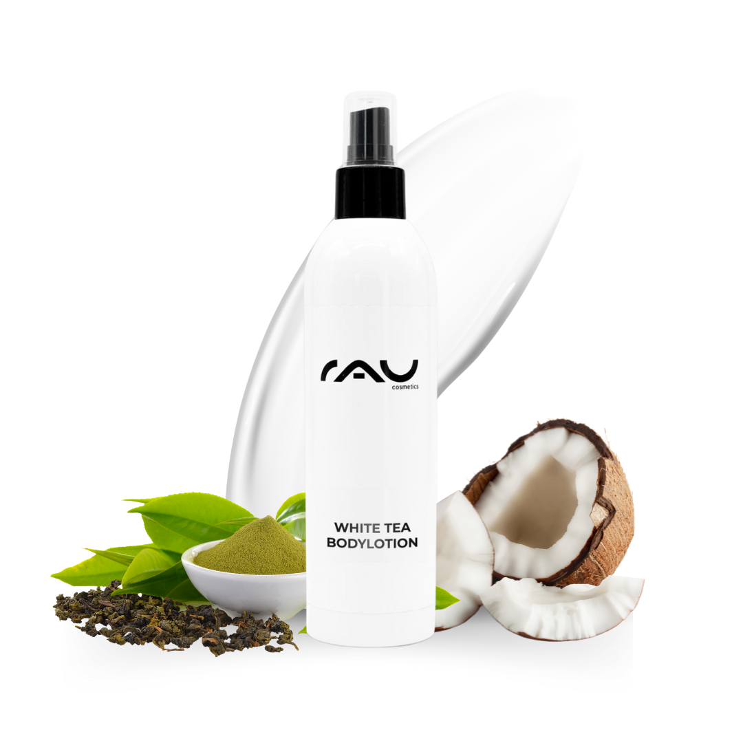 RAU 白茶身体乳200毫升 —— 迅速吸收不油腻 Flasche der White Tea Bodylotion mit RAU-Logo, umgeben von grünen Teeblättern, grünem Pulver und Kokosnuss, wodurch die feuchtigkeitsspendenden und pflegenden Eigenschaften für trockene Haut betont werden.